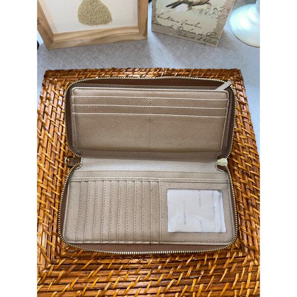 Michael Kors GUC Larhe Brown Wallet Gold Hardware Zip Closure - Picture 5 of 6